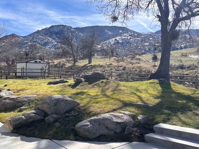 Building Photo - Beautiful Stallion Springs Home With A View!