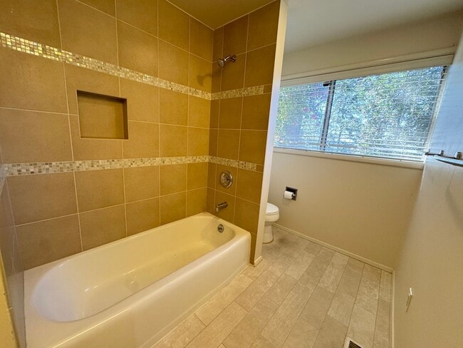 Building Photo - Mid-century modern view 3 bed house on top private drive with view of valley