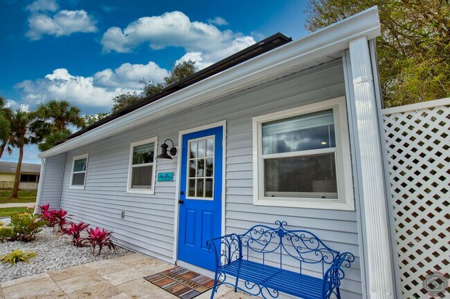Building Photo - Annual Cottage minutes from Manasota Key Beach!  (2 Units on Property)