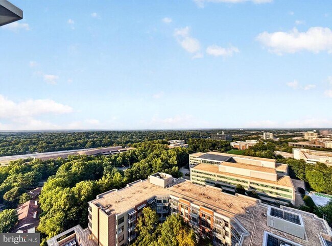 Building Photo - 8220 Crestwood Heights Dr