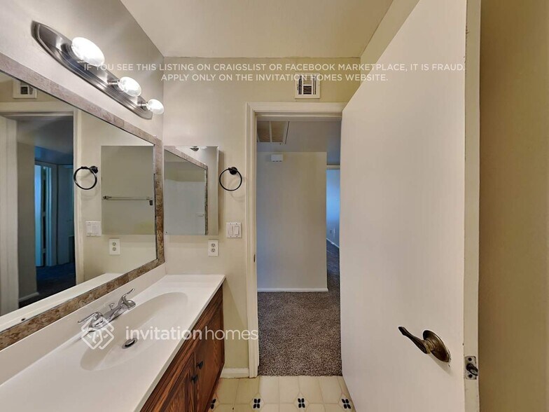 Building Photo - 11446 N 39th Dr