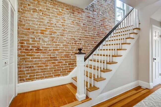 Building Photo - "Charming 4-Bed Oasis with 2.5 Baths in the Heart of Denver!"
