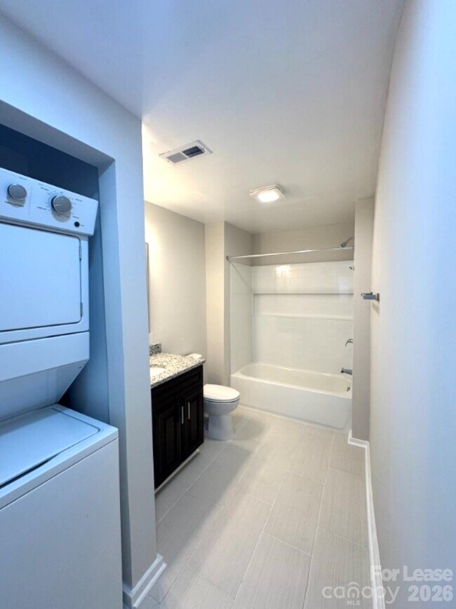 Building Photo - 711 S Jackson St