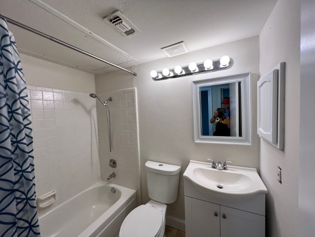 Building Photo - 1505 Larchmont Dr