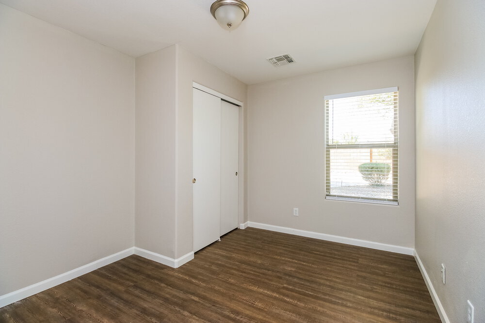 Building Photo - 992 E Saddle Way
