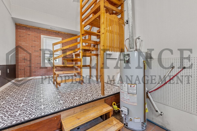 Building Photo - 653 Harding St