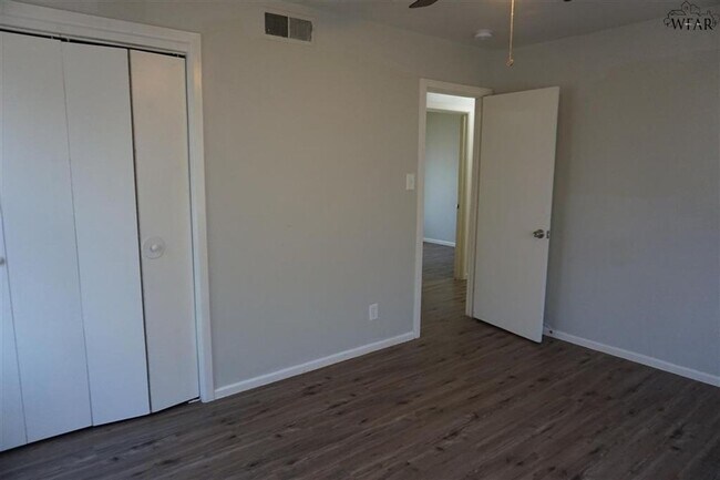 Building Photo - 3 Bedroom Iowa Park Home