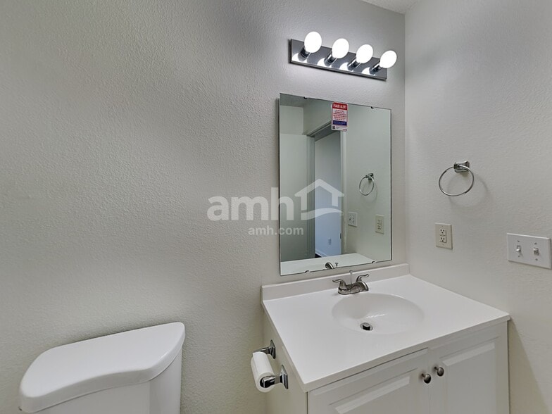 Building Photo - 1676 Sweetwater Ln