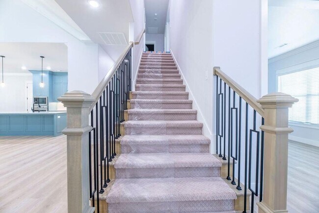 Building Photo - 5 bedroom CUSTOM BUILT home in Elm Springs MUST SEE