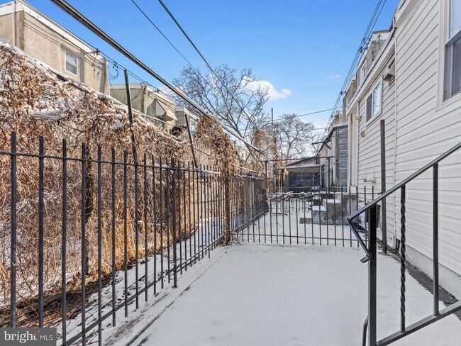 Building Photo - 1839 E Clementine St