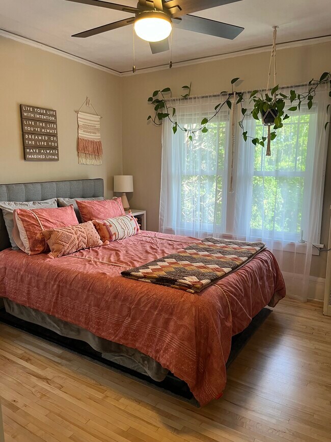 Building Photo - 4732 Harriet Ave