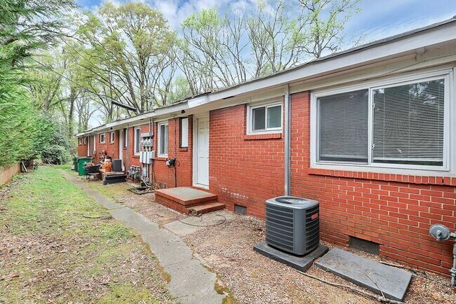 Building Photo - Charming 2BD/1BA Unit on Pecan Ave!