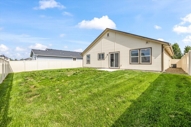 Building Photo - Charming 3 Bedroom Home in Nampa _ Pet Fri...