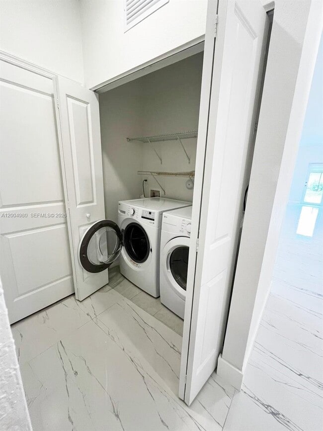 Building Photo - 833 SE 26th Rd