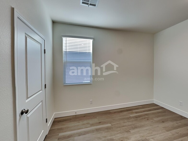 Building Photo - 826 English Primrose St