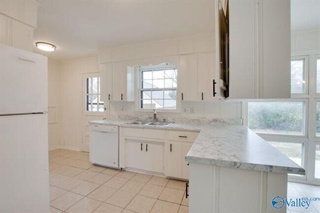 Building Photo - 814 Cleermont Dr SE