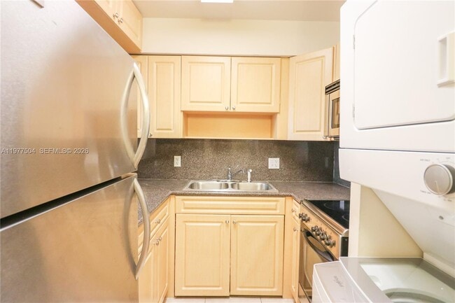 Building Photo - 134 SW 7th Ave