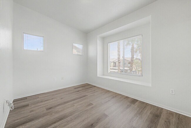 Building Photo - Gated 3 Bedroom condo located just off 215 & Eastern!
