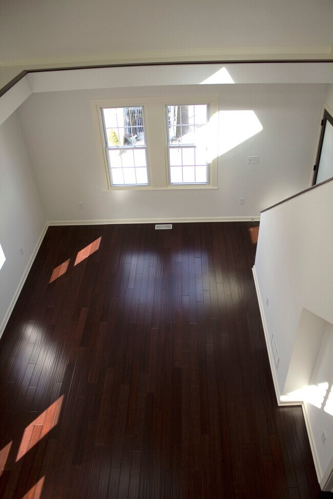 Building Photo - 1245 W 69th St