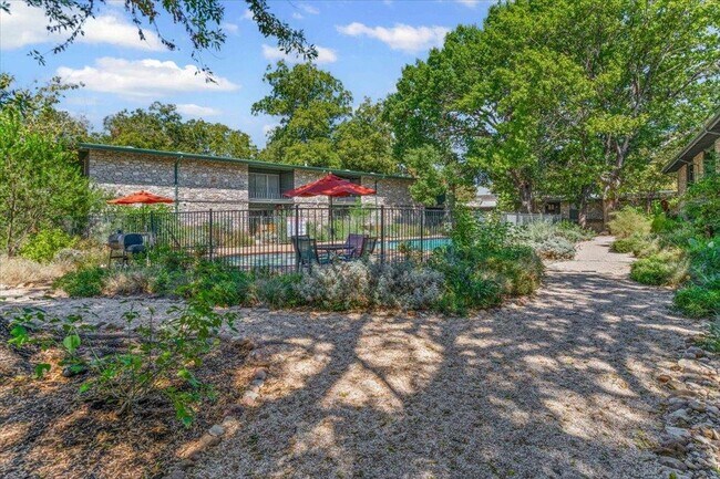 Building Photo - 1304 Mariposa Dr