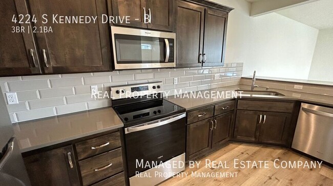 Building Photo - 4224 S Kennedy Dr