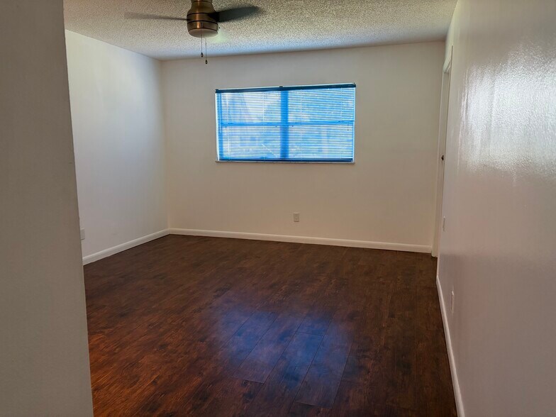 Building Photo - 405 E San Sebastian Ct
