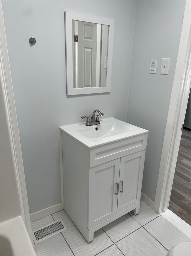 Building Photo - NEWLY RENOVATED 3 BED, 1.5 BATH WITH BONUS...