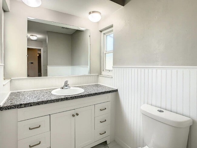 Building Photo - Beautiful 2/2 ~1000Sq. Ft. with NEW floors...
