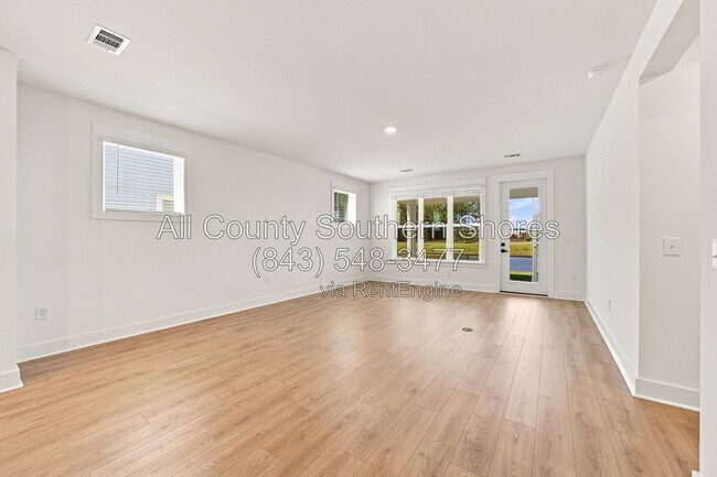 Building Photo - 3084 Claredon St