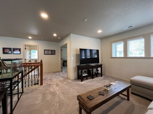 Building Photo - Charming 3 Bedroom Villebois Home with Loft, A/C, Designer Finishes and Community Pool!