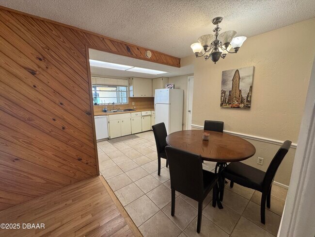 Building Photo - 730 Lindenwood Cir E