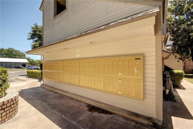 Building Photo - 2500 Burleson Rd