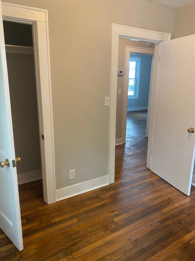 Building Photo - 2 bedroom, 1 bath single family cottage av...