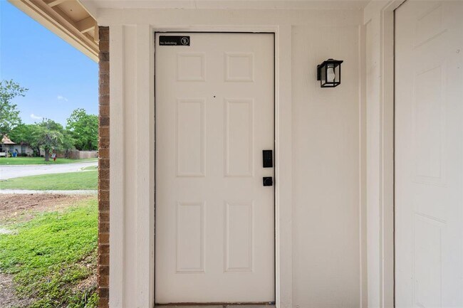 Building Photo - 1800 Nicole Cir