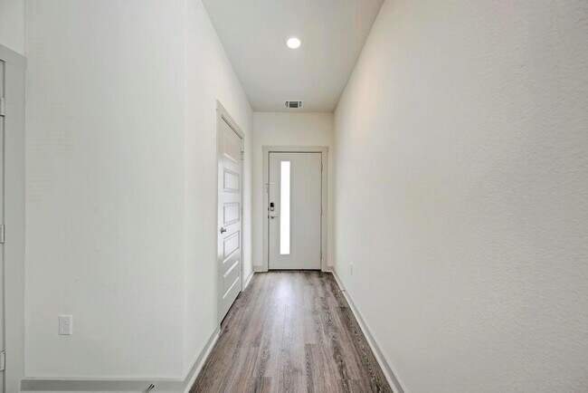 Building Photo - 2120 Ettalee Ct