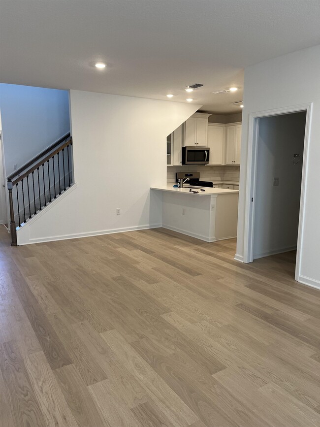 Building Photo - 207 Silver Myrtle Ct