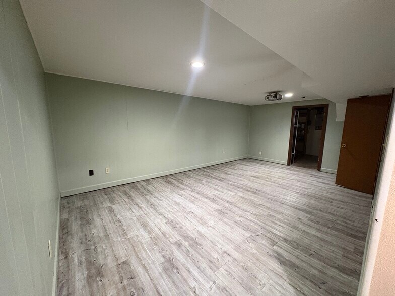 Building Photo - 2410 Hillcrest Dr