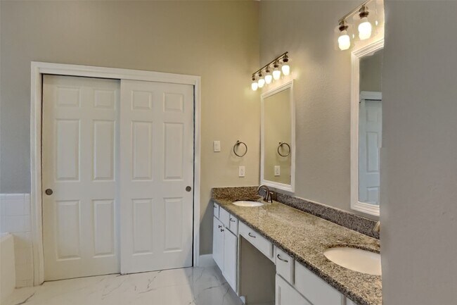 Building Photo - 18327 Bluewater Cove Dr