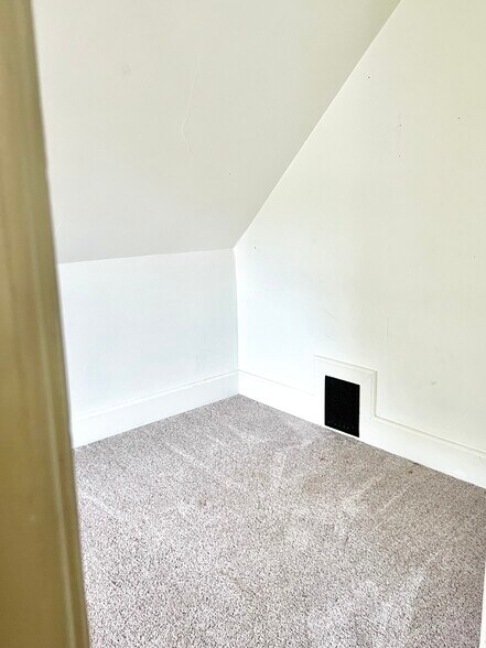 Building Photo - 27 Reed St