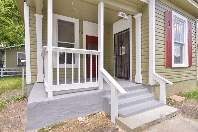 Building Photo - Nice Historic Home Near  Downtown