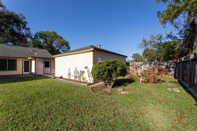 Building Photo - 15751 Fern Basin Dr