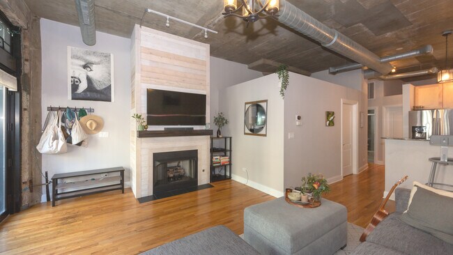 Building Photo - 1070 W 15th St