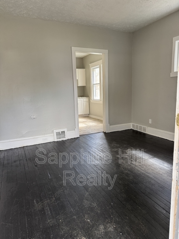 Building Photo - 2927 E 126th St