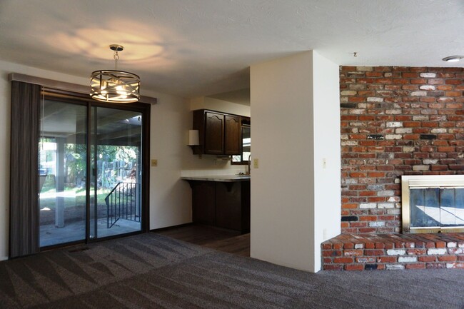 Building Photo - 948