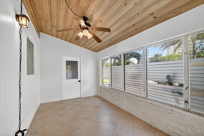 Building Photo - 5009 Spruce Ave