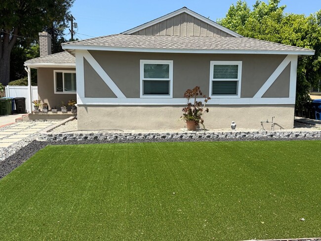 Building Photo - Lovely 3 Bedroom House w/ Finished Garage