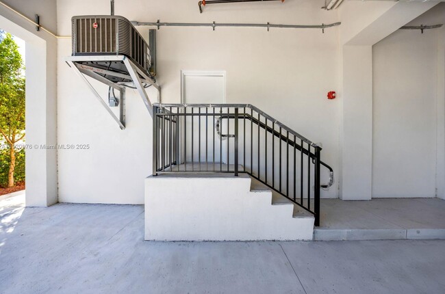 Building Photo - 20 NE 19th Ave