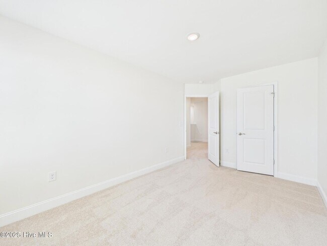 Building Photo - 458 Channel Drop Dr