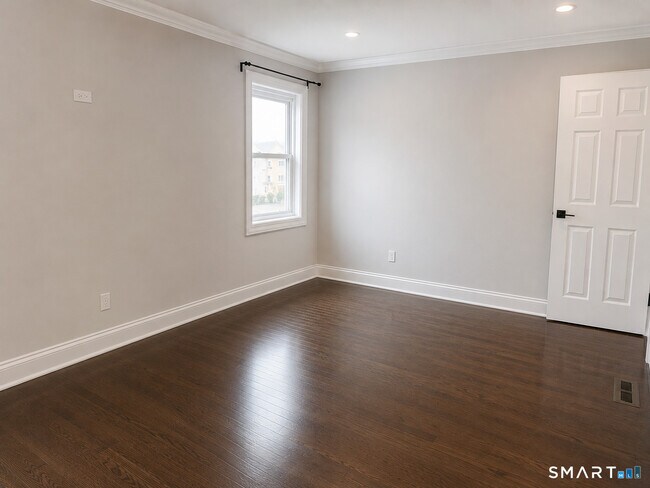 Building Photo - 31 Carriage Dr