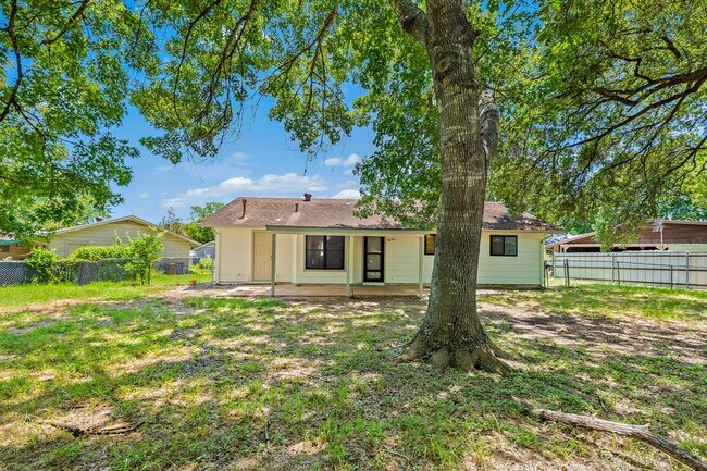 Building Photo - 806 Easy Day Cove
